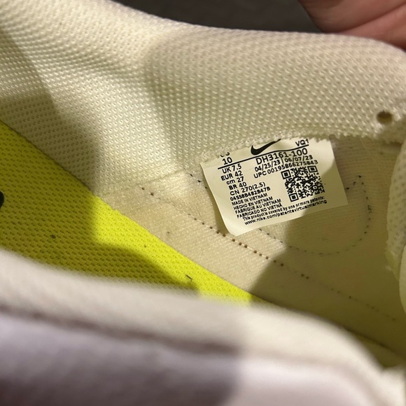 10 women’s Nike court legacy’s White and Yellow Sneakers - Picture 3 of 3